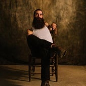 El músico de Alabama gira con su álbum más reciente, 'JP Harris is a trash fire' (2024).