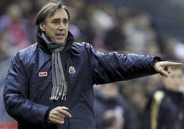 Miguel Ángel Portugal mientras dirigía un partido con el Racing de Santander.