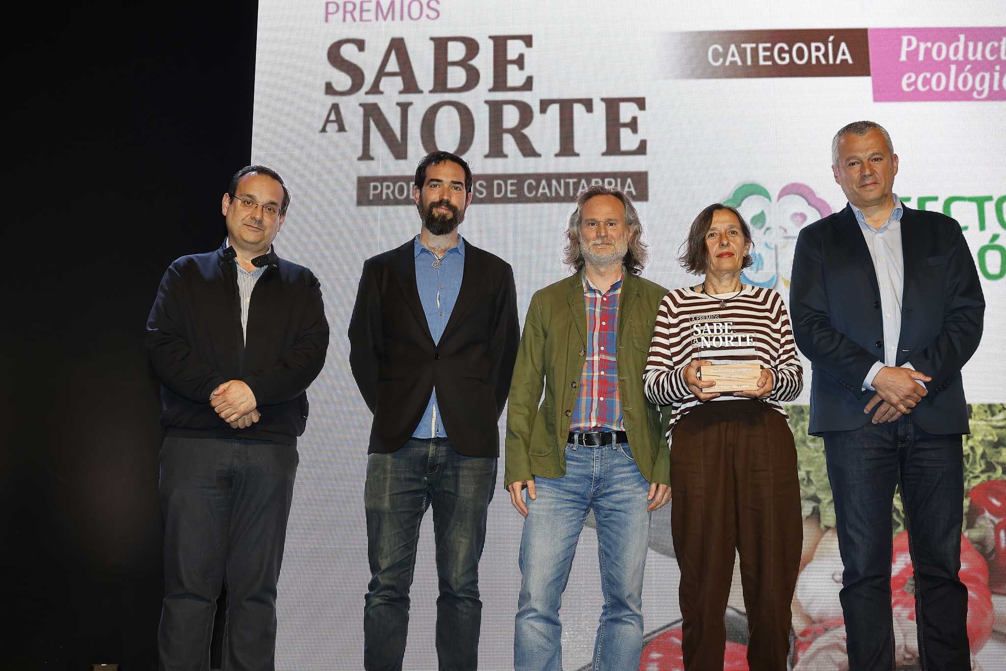 Pablo Pereda, de Andía Lácteos; Jorge del Olmo, Pablo Herrero y Begoña García, de Efecto Ecológico, Premio Productor Ecológico y Francisco Javier Camino, de Acción Local Saja Nansa.