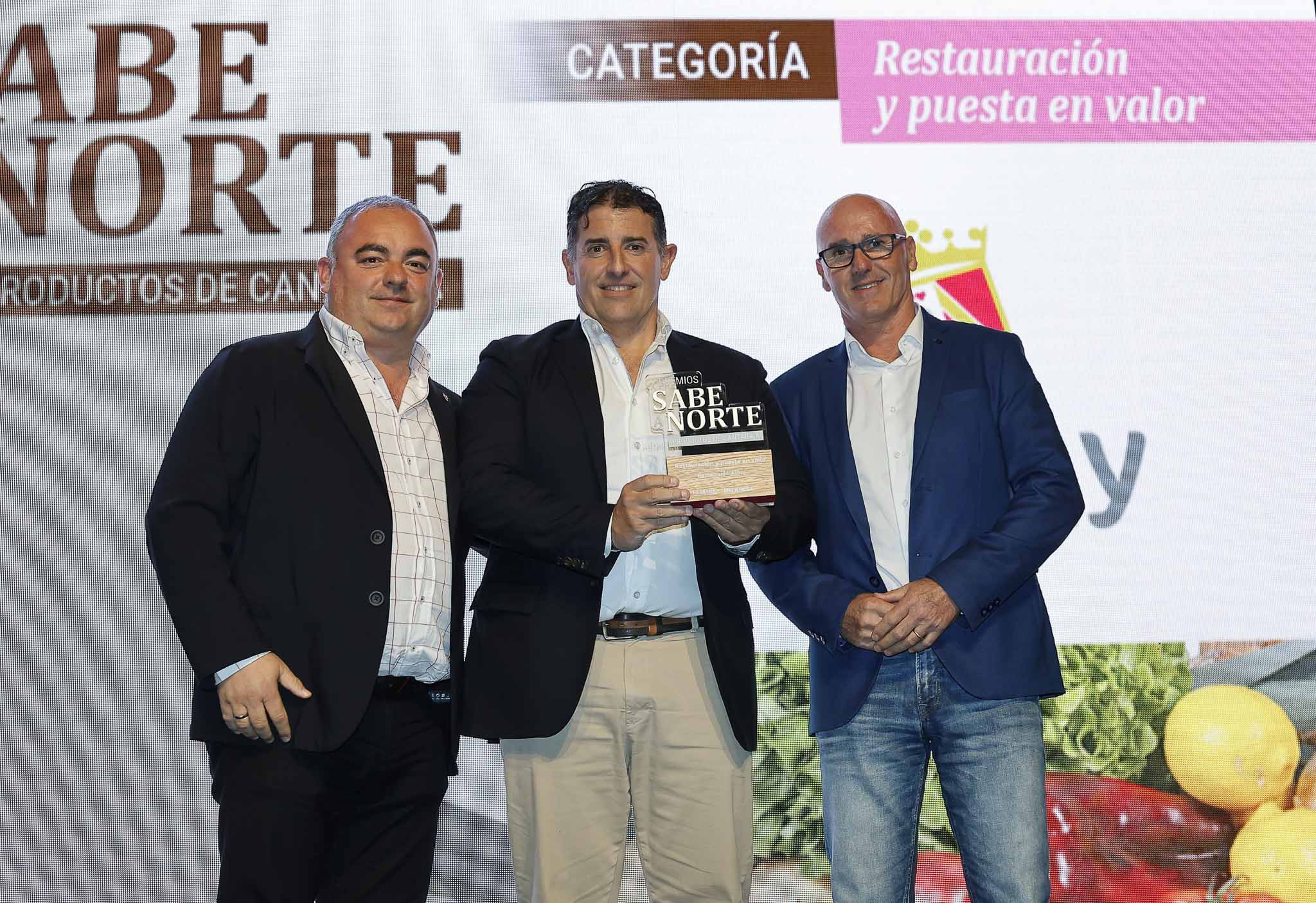 Miguel Diego (Grupo Los Pasiegos); Emérito Astuy y Armando Alonso, Premio a la Restauración y Puesta en Valor. 