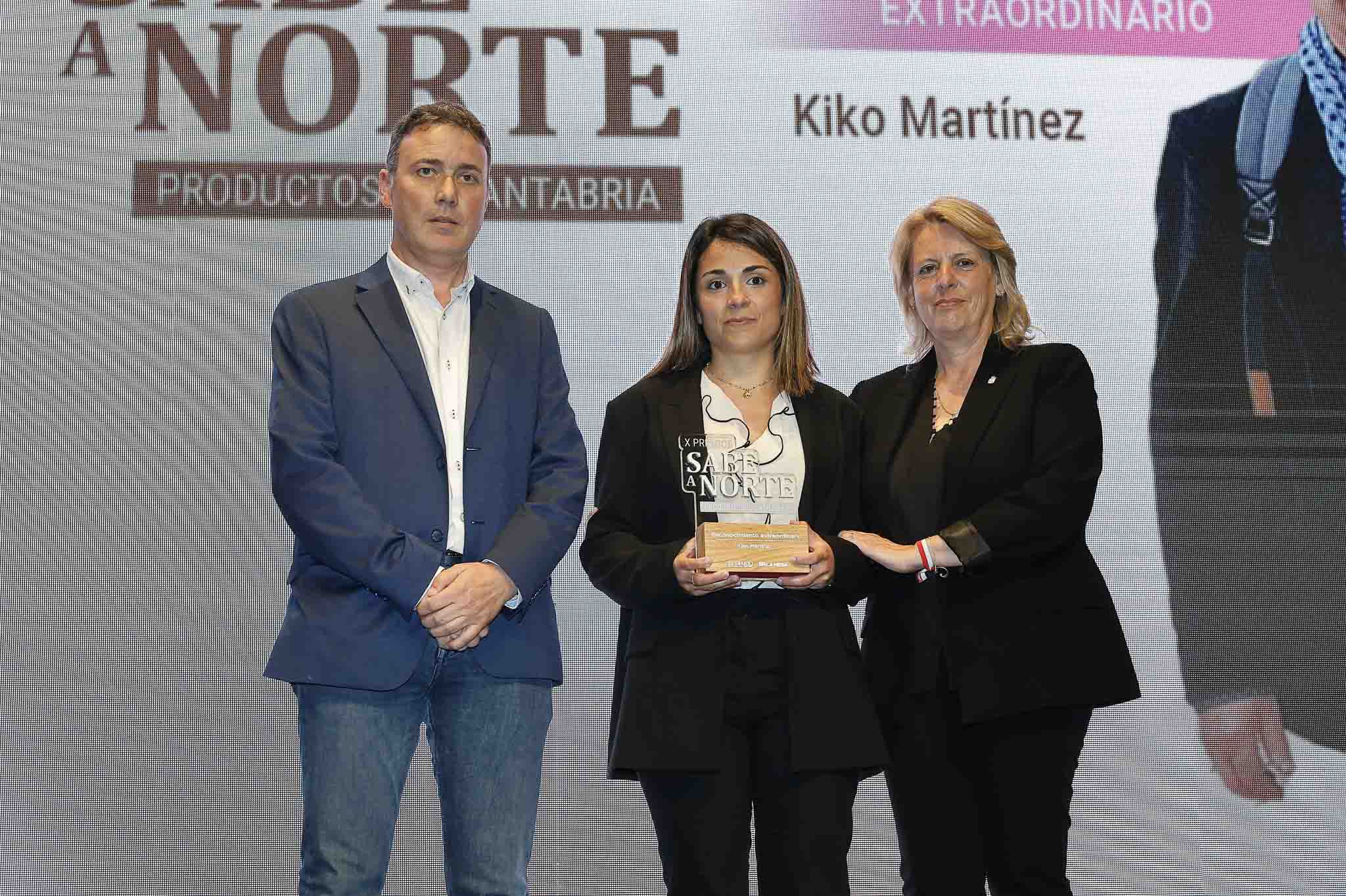 Fernando Franco, presidente de la ADT Campoo Los Valles y alcalde de Valdeolea; Marina Martínez, hija de Kiko Martínez Nates, y María Jesús Susinos, consejera de Desarrollo Rural. 