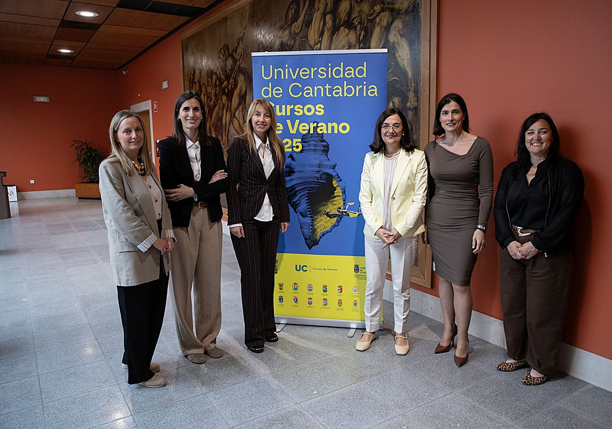 Rosa Martín, Rebeca Saavedra, Laura Recio, Conchi López, Gema Igual y Noemí Méndez, a mediodía, en el Paraninfo de la UC, en Santander.