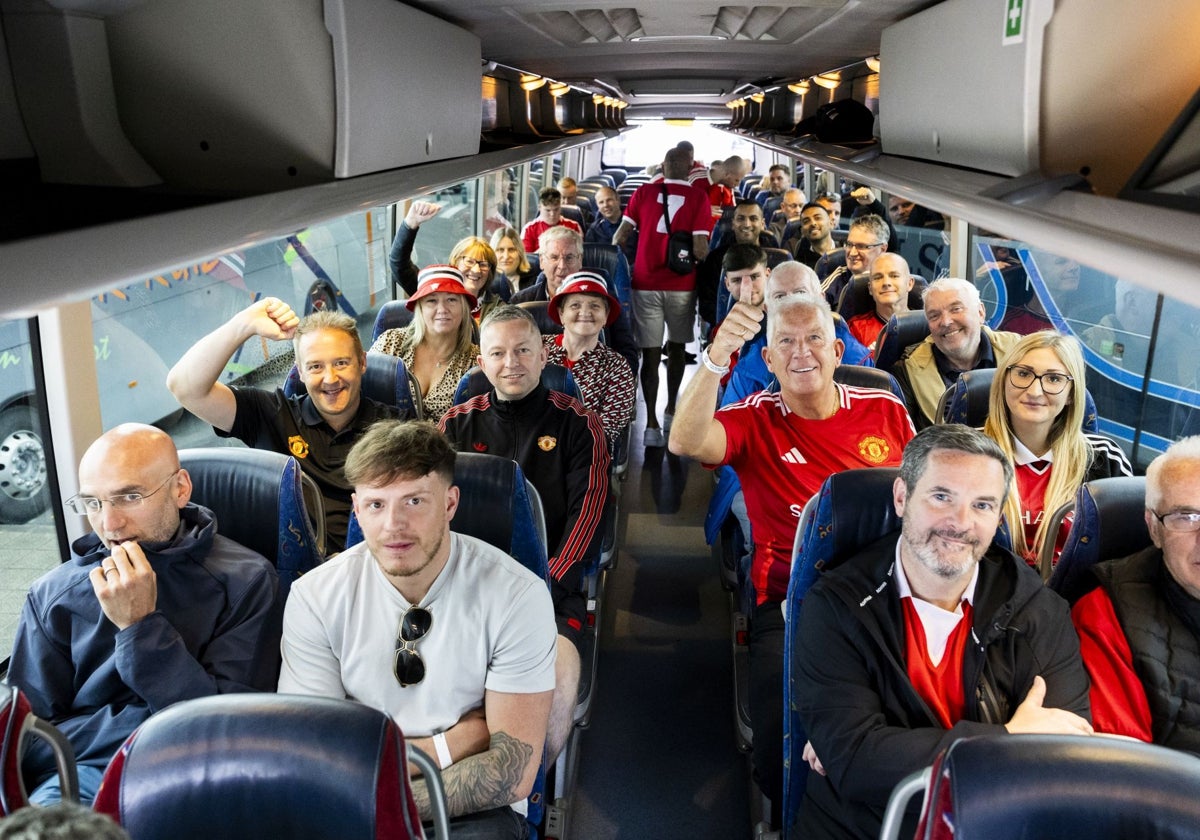 Varios aficionados del United esperan en el Seve la salida de su autobús a Bilbao