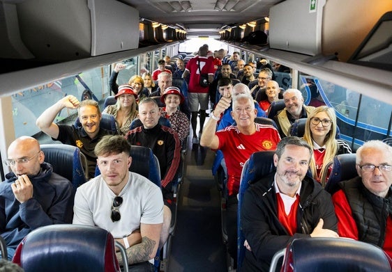 Varios aficionados del United esperan en el Seve la salida de su autobús a Bilbao