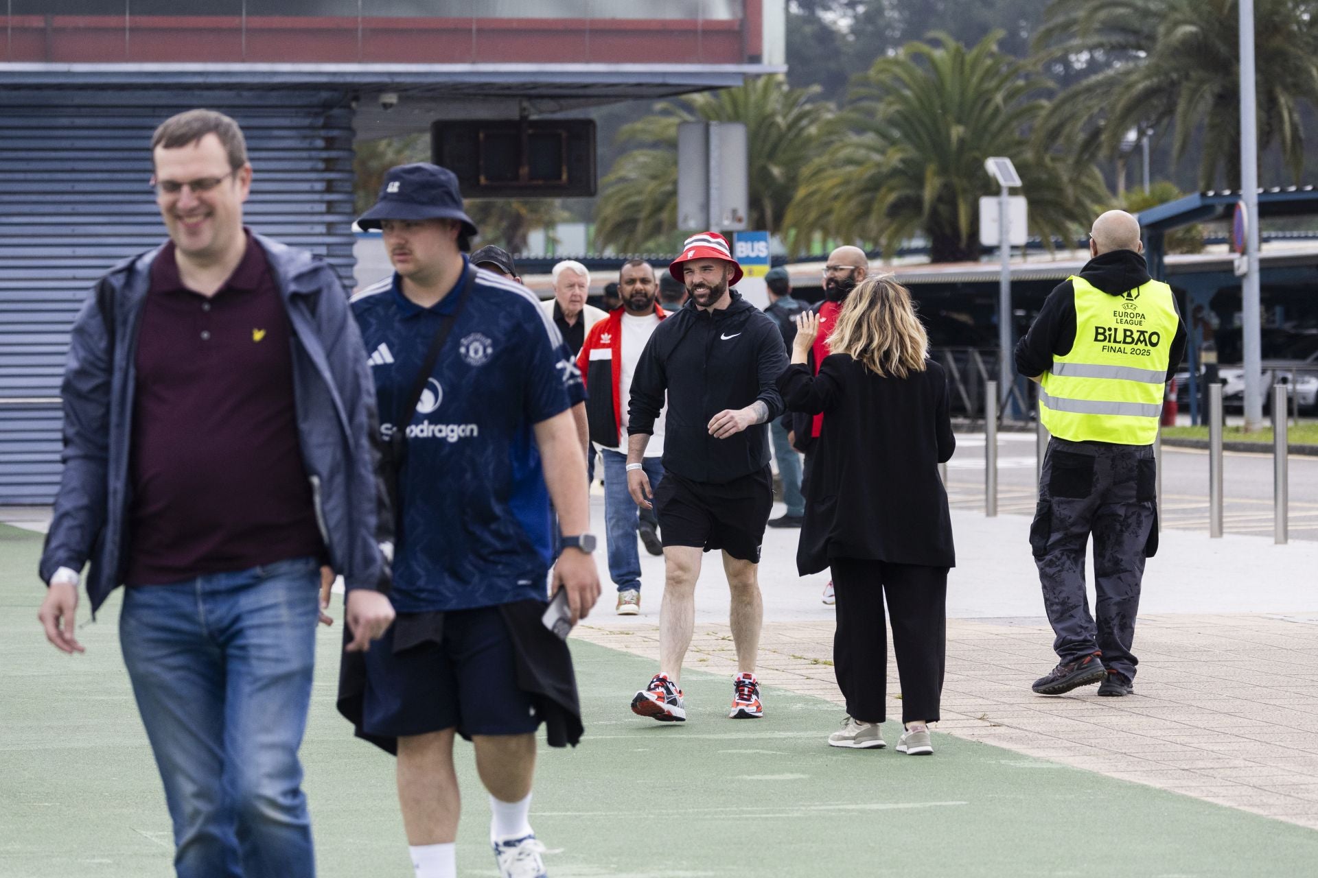 Aficionados del Tottenham se dirigen a sus autobuses, aparcados en el Seve Ballesteros. 
