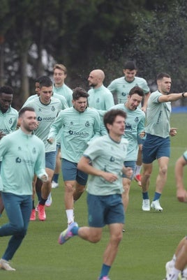 Marco Sangalli, en primer término, con el resto del equipo durante el entrenamiento.