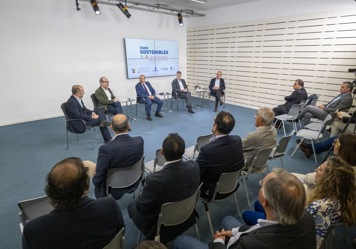 Primera de las mesas de la jornada celebrada ayer en El Diario Montañés con Ismael Riviriergo, Fernando Rodríguez, Alberto Fuentes, Martín Silván y José Luis Ceballos (de izquierda a derecha).