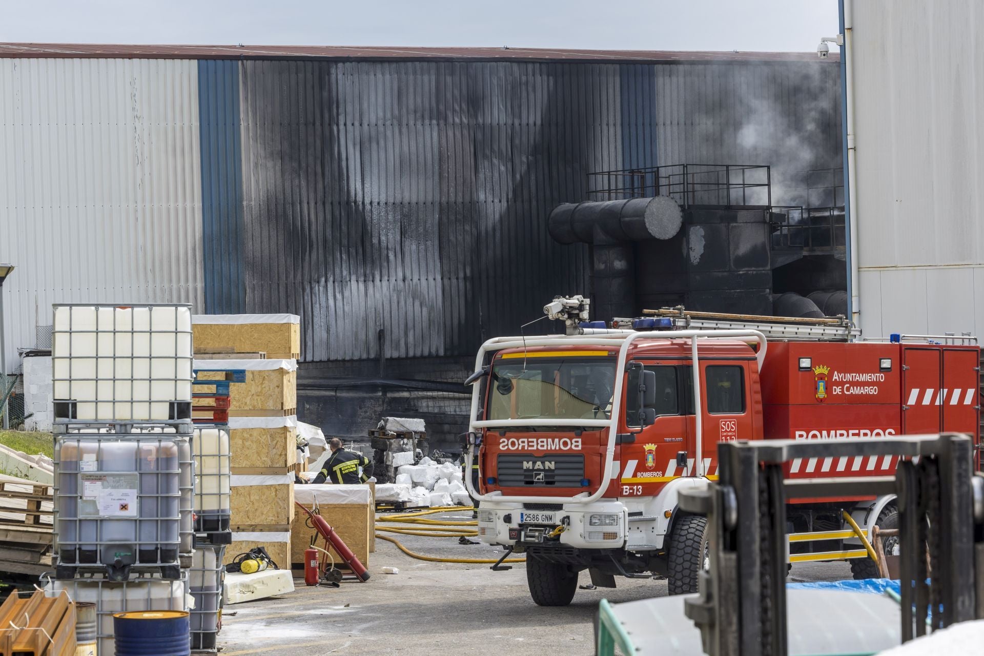 Uno de los laterales de la nave, quemado por el fuego