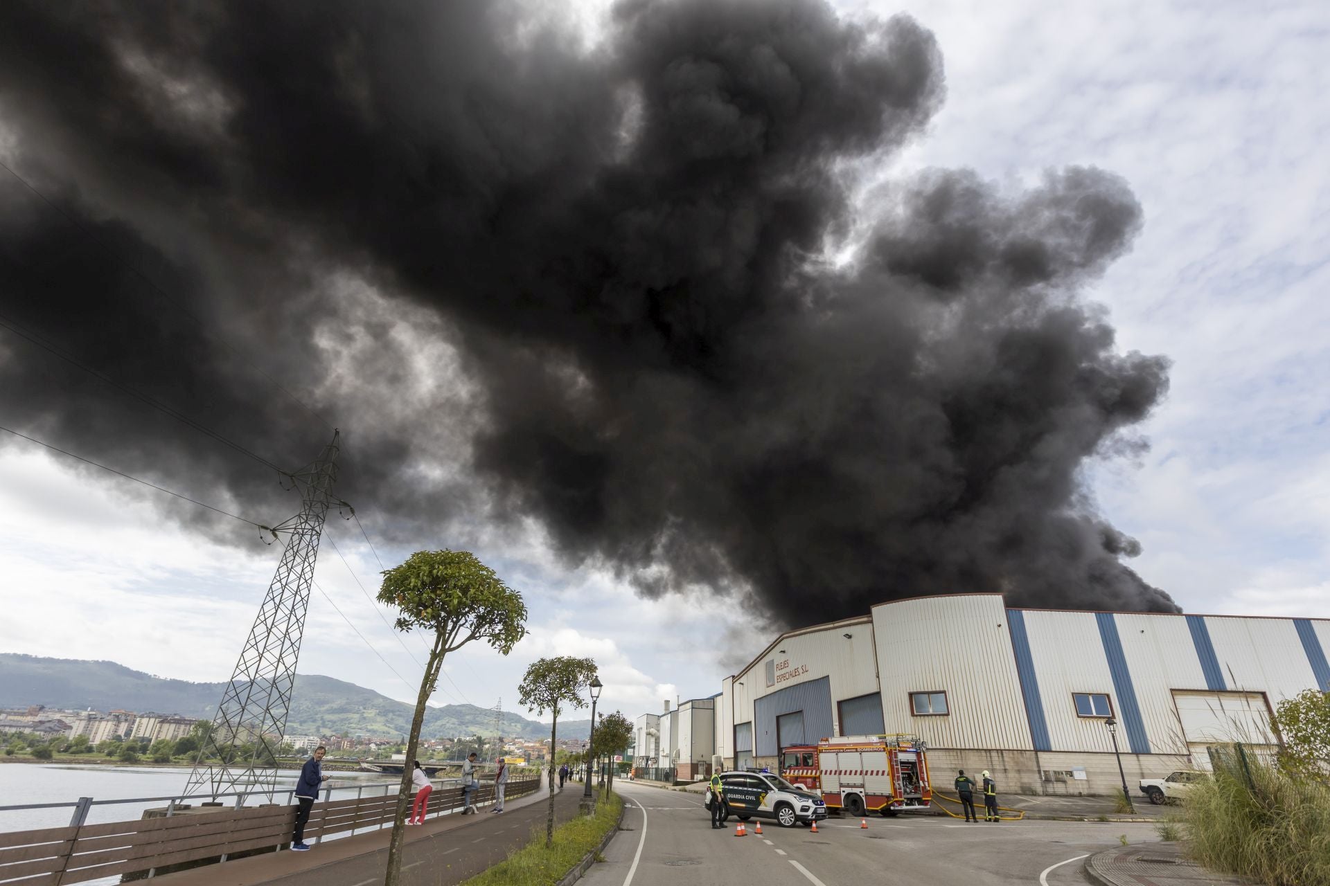 En esta imagen se aprecia la magnitud de la humareda que generó el incendio.