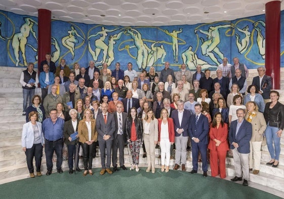 Los 79 funcionarios que asistieron posan junto a los representantes del Gobierno de Cantabria.