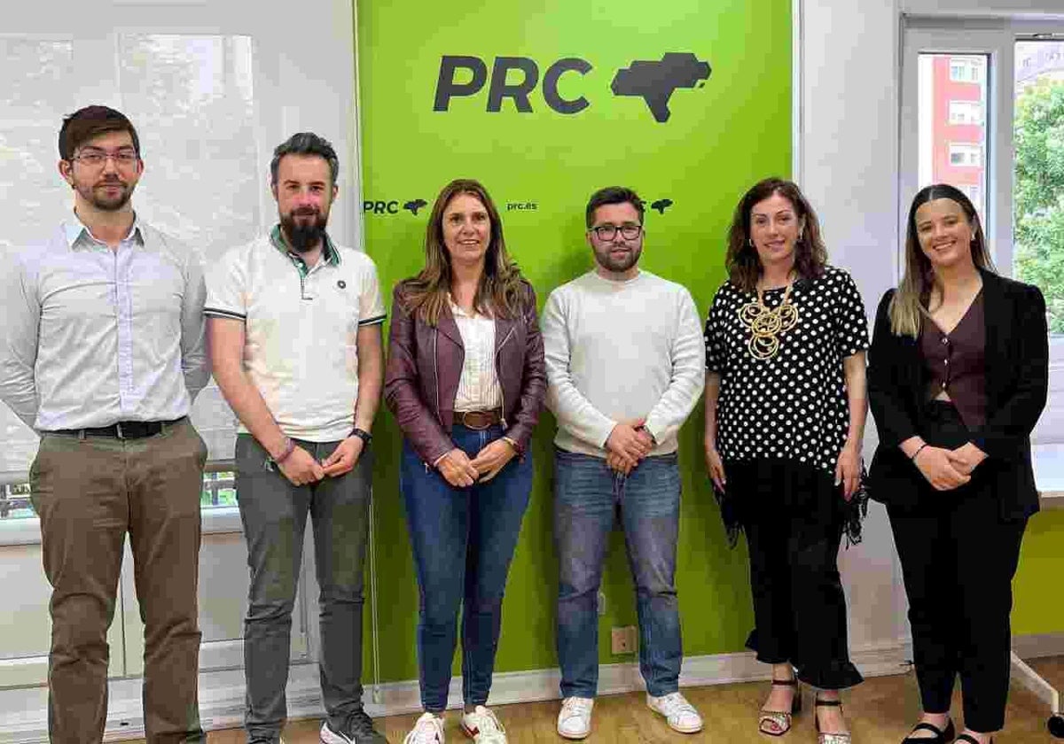 Paula Fernández, en el centro, junto a representantes de Juventudes Regionalistas y la diputada Rosa Díaz.