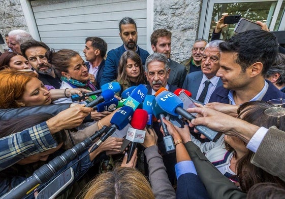 Revilla, el pasado viernes, rodeado de periodistas tras el acto de conciliación.