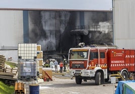Los bomberos, el miércoles, durante la intervención para sofocar el incendio.