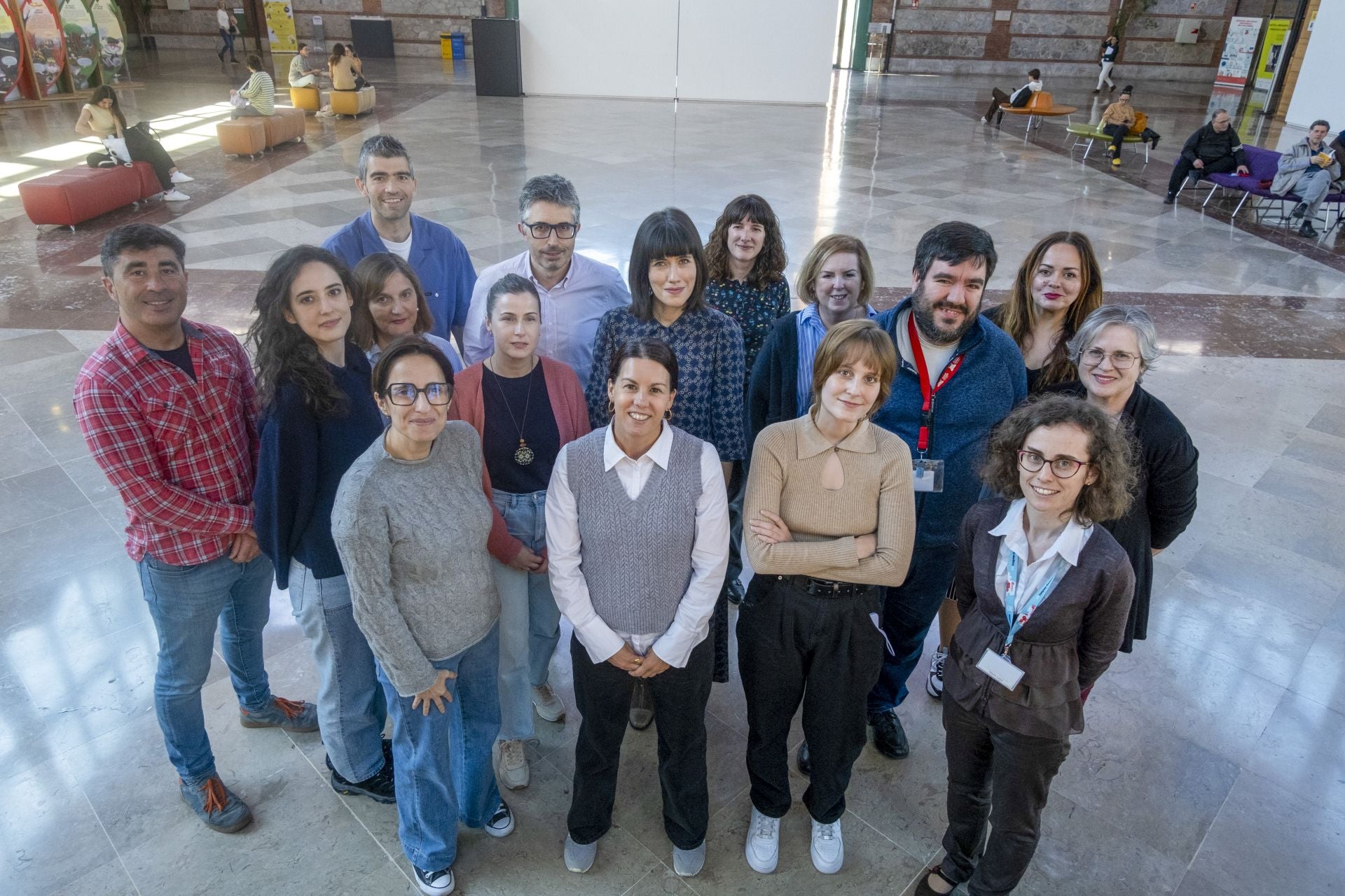 Los creadores del vídeo 'Tengo un pensamiento', sus compañeros y la directora, Alexia Luiña, en la plaza de la Biblioteca Central de Cantabria