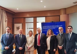El decano del Colegio de la Abogacía de Cantabria, Carlos Pérez, en el centro de la imagen, rodeado de parte de su junta directiva.