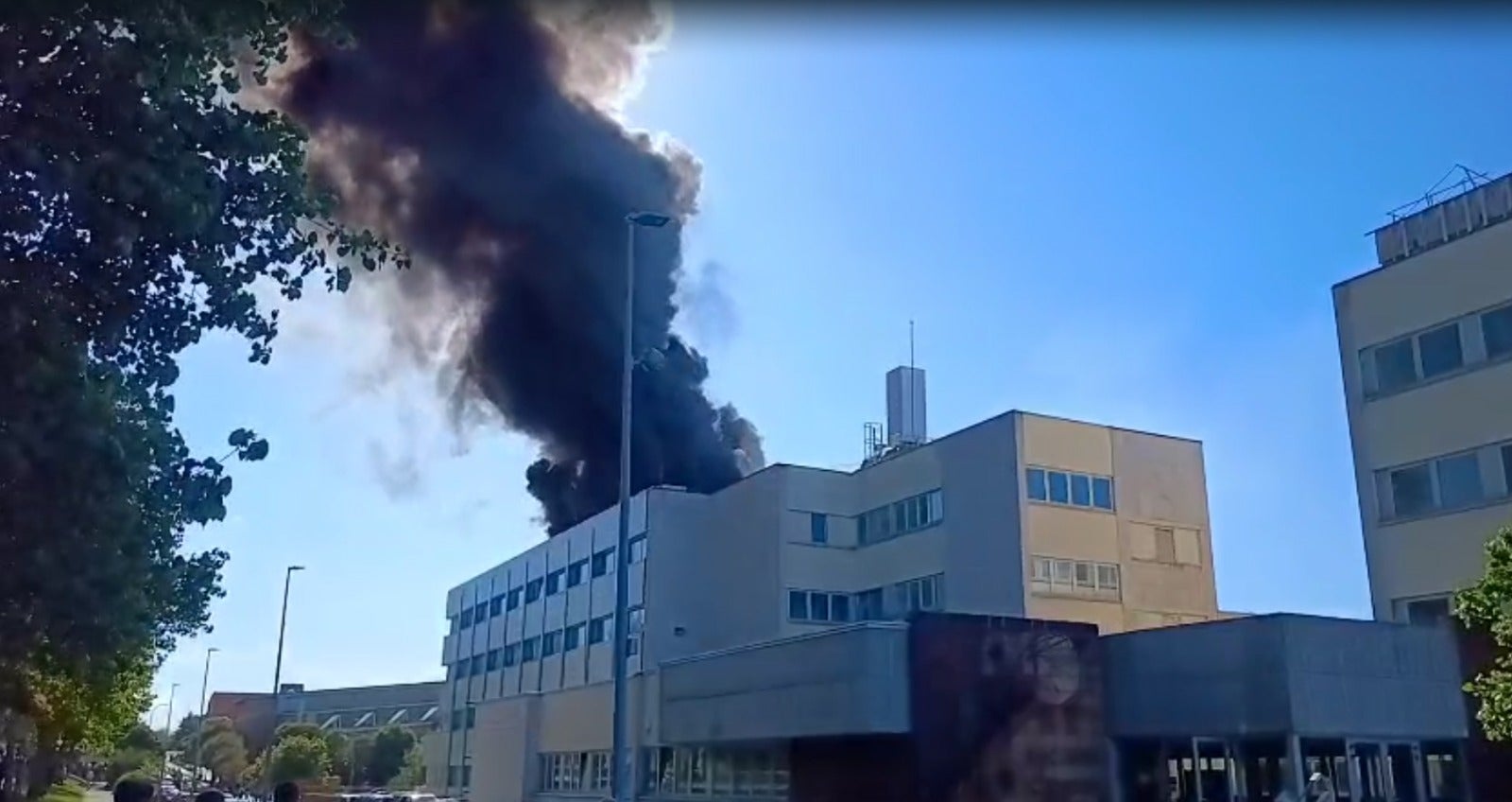 Las llamas se han desatado en la facultad de Ciencias de la Universidad de Cantabria, en la Avenida de los Castros y ha afectado a una zona de despachos, lejos de laboratorios y otras infraestructuras para el alumnado.