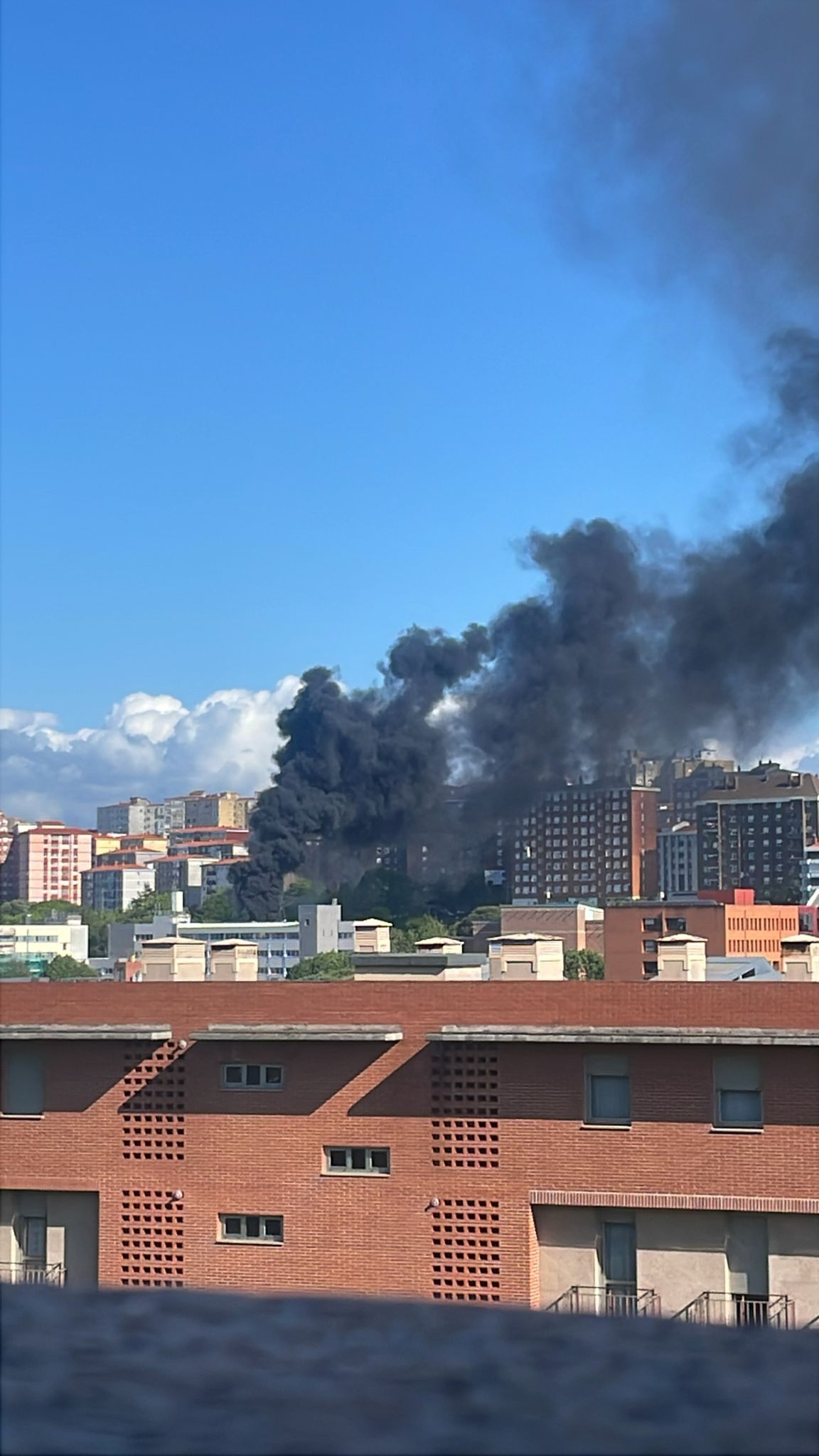 El incendio de la UC, visible desde distintos puntos de la ciudad