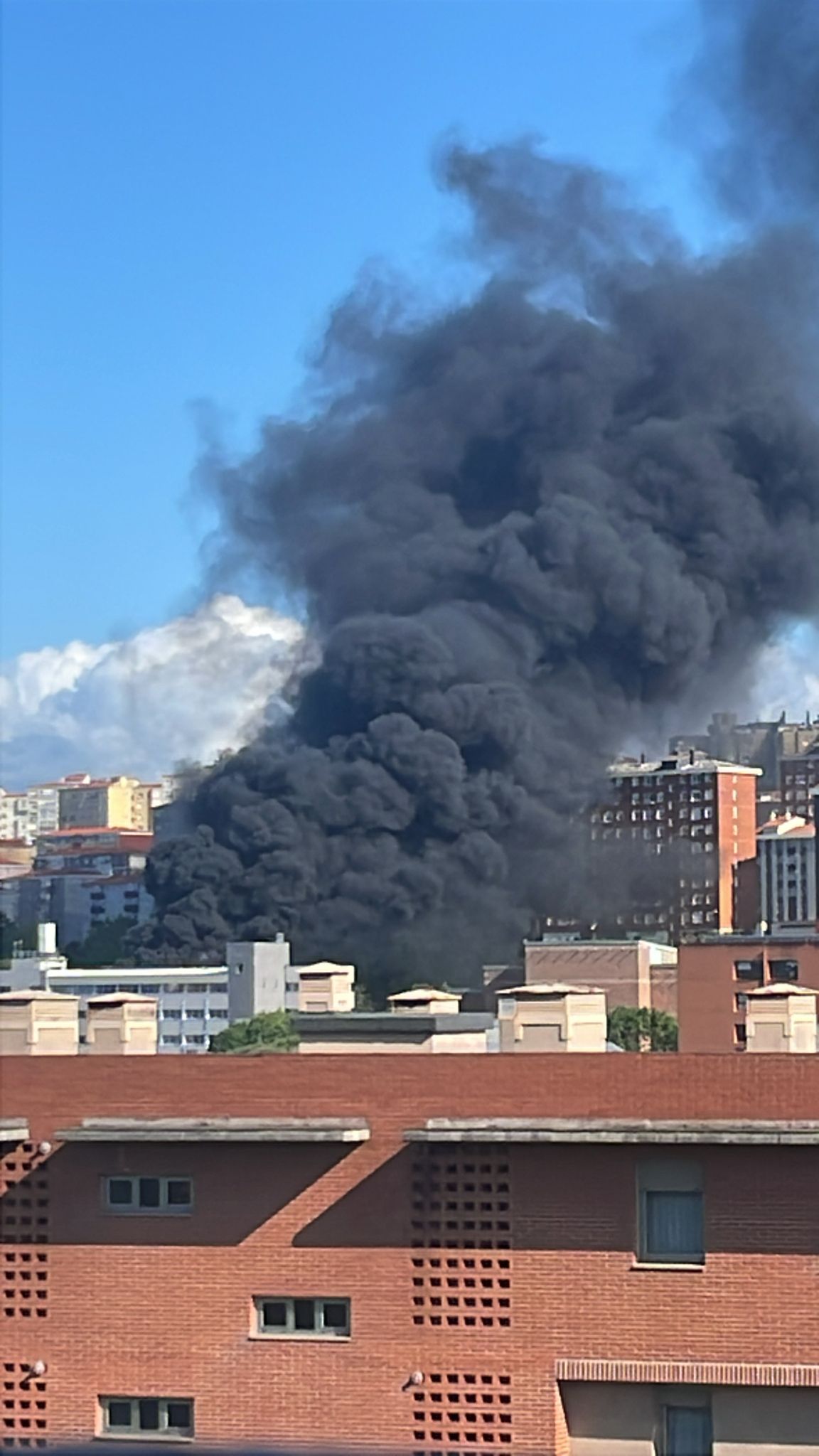 La gran columna de humo negro, desde la zona de Valdenoja.