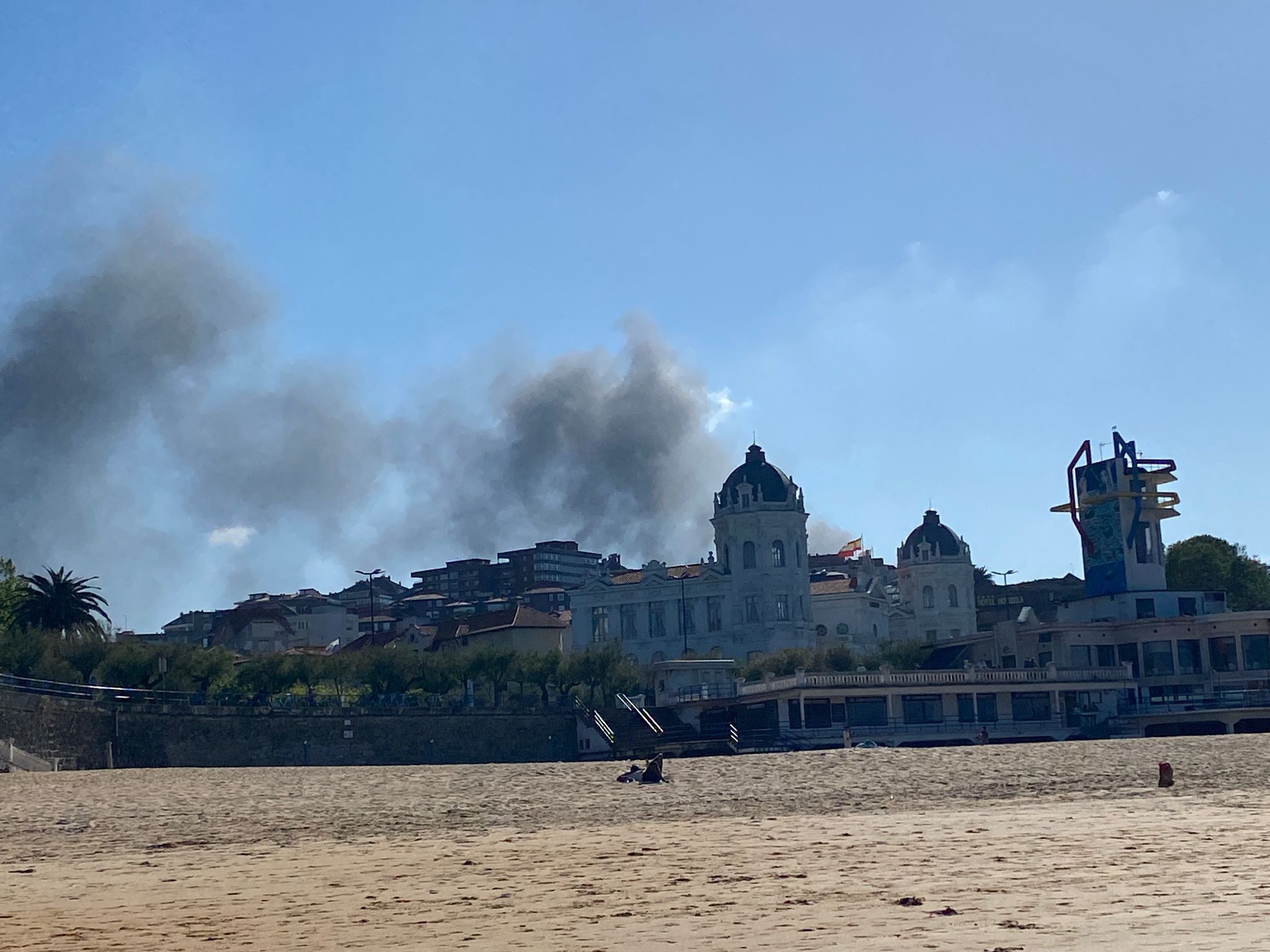 El humo se veía desde la playa de El Sardinero, a la altura del Casino.