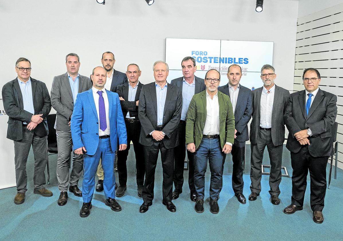 En la foto, de izq. a dcha: Iñigo Noriega, Miguel Ángel Díez; delante, Alberto Fuentes; detrás, Pablo García-Salmones, José Luis Ceballos, Eduardo Arasti; detrás, Ignacio Pérez; delante, Fernando Rodríguez Puertas, Ismael Reviriego, Martín Silván y José Francisco González Payno.