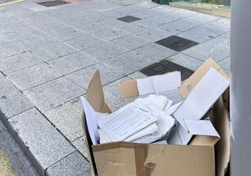Una de las cajas con información depositada en la calle.