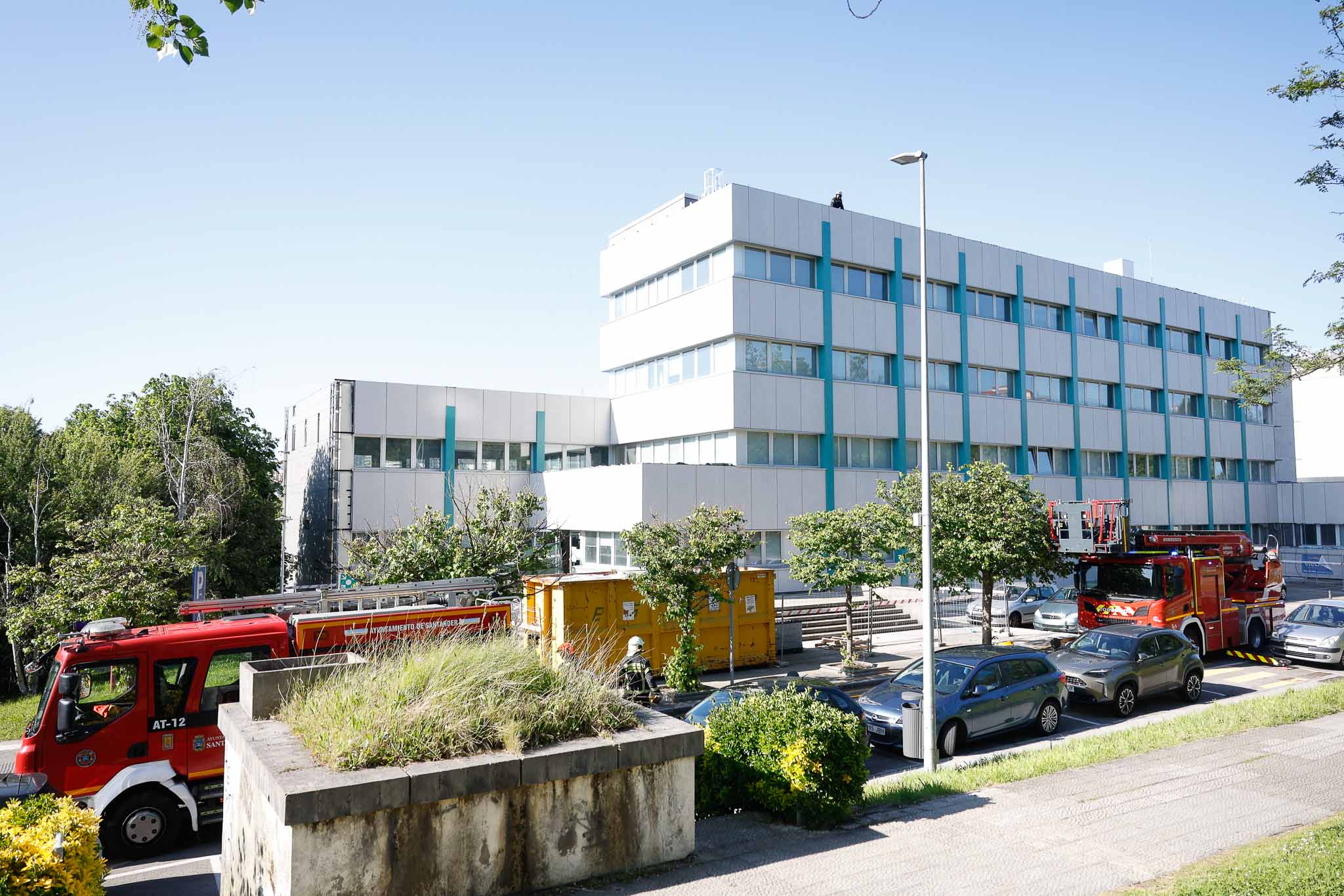 Los camiones de Bomberos, en la puerta de la Facultad.