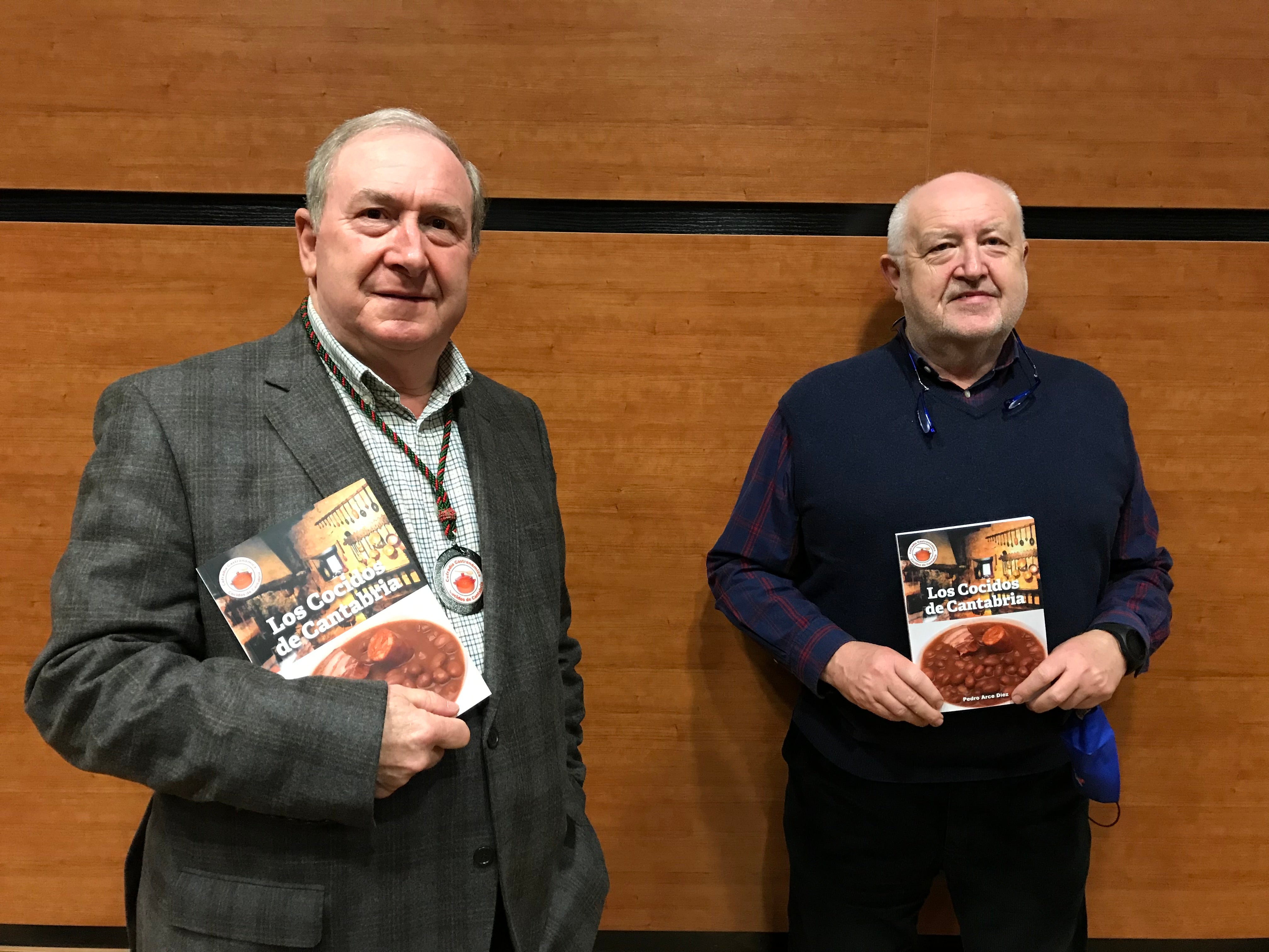 Pedro Arce y Gabriel Argumosa en la presentación del libro 'Los cocidos de Cantabria'