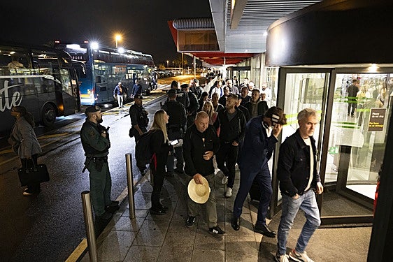 Imágenes inéditas de un aeropuerto abarrotado de gente en plena noche