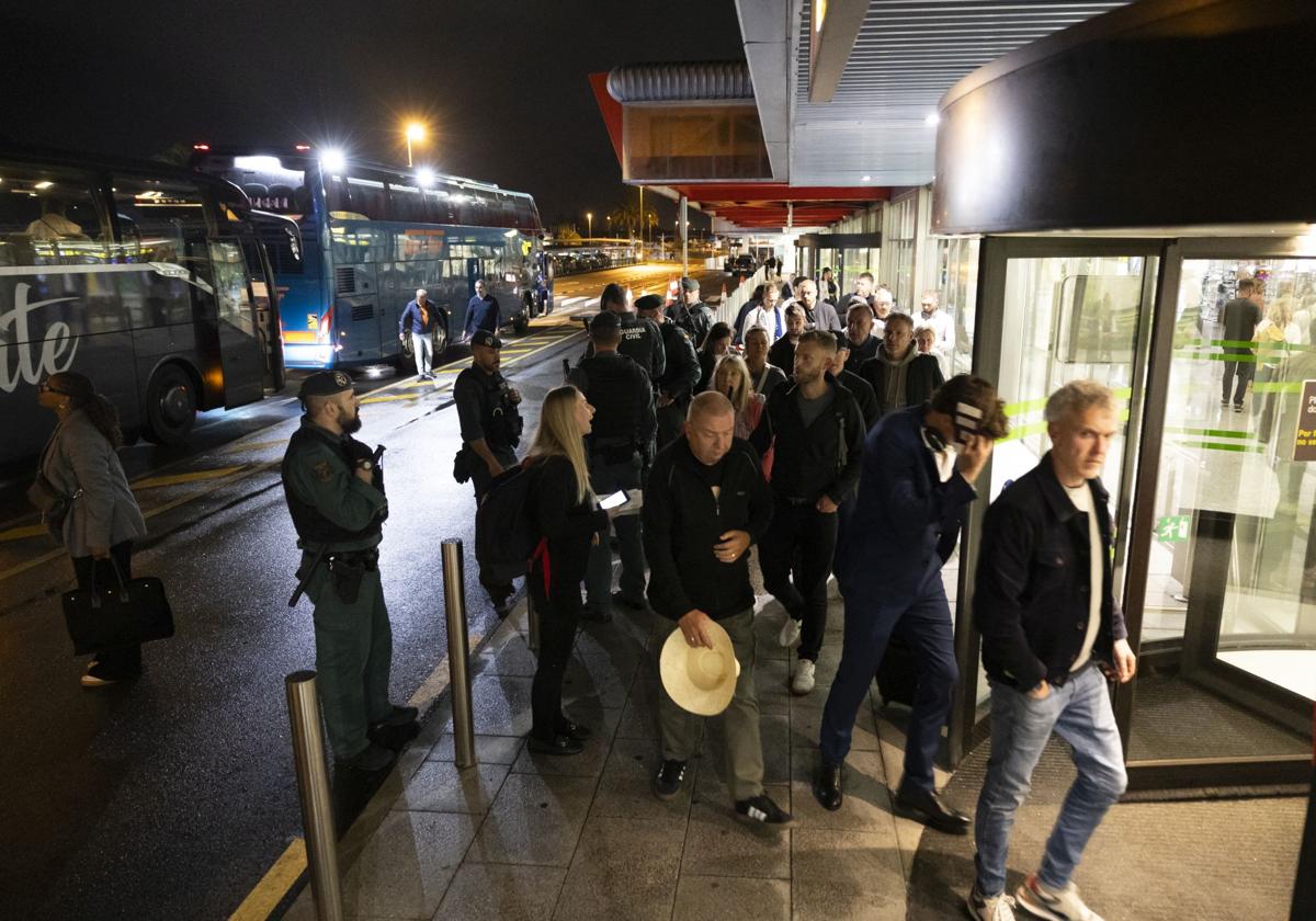 Imágenes inéditas de un aeropuerto abarrotado de gente en plena noche