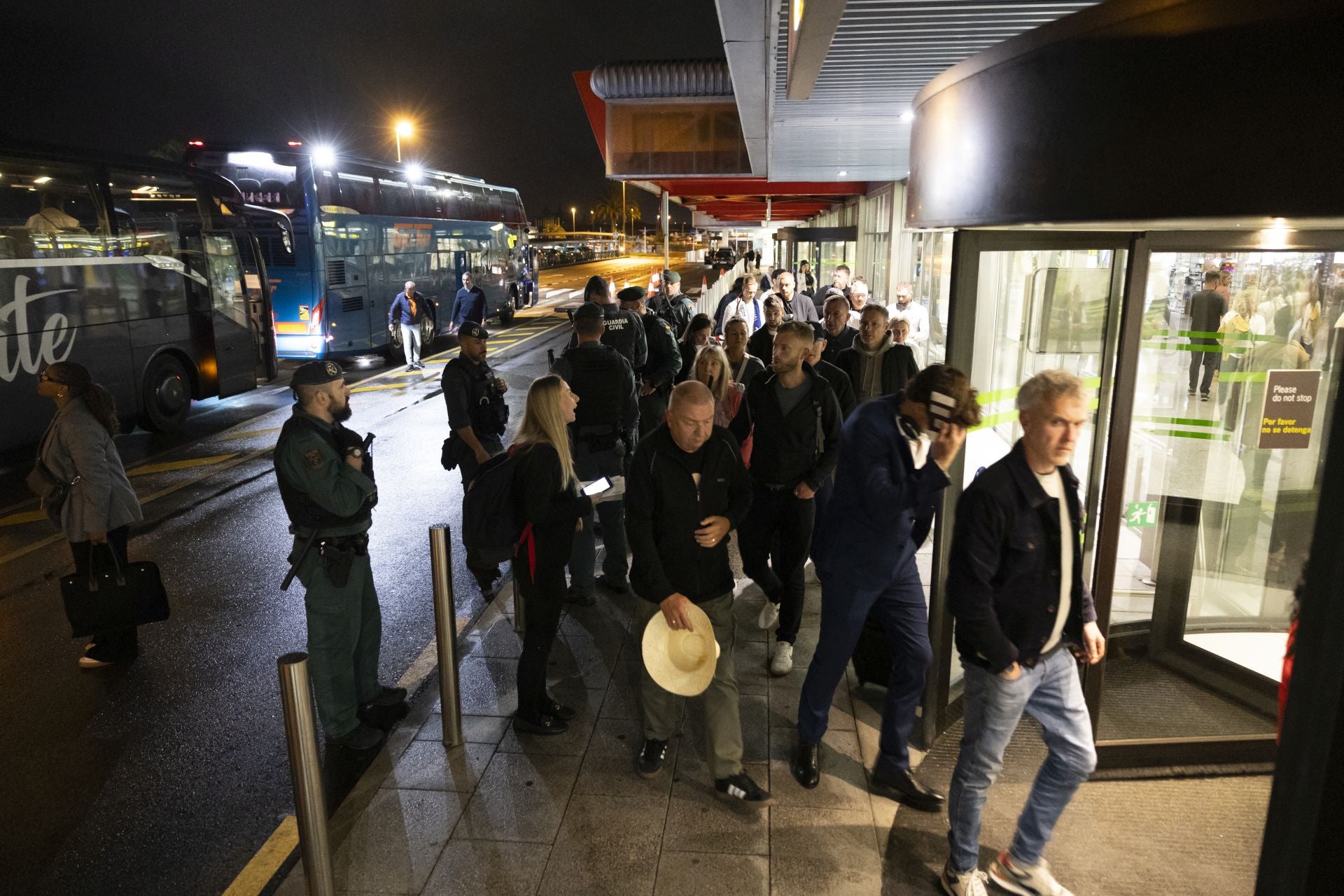 Colas de hinchas ingleses llegando al aeropuerto en plena noche