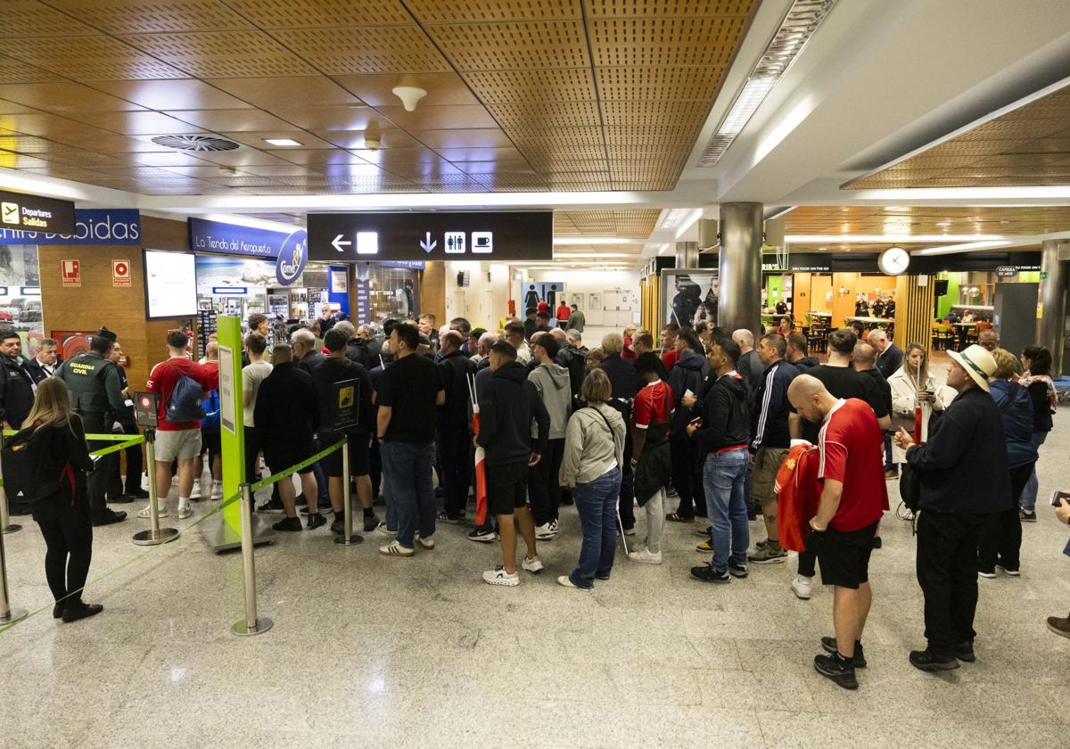 Colas de hinchas esperando para embarcar.