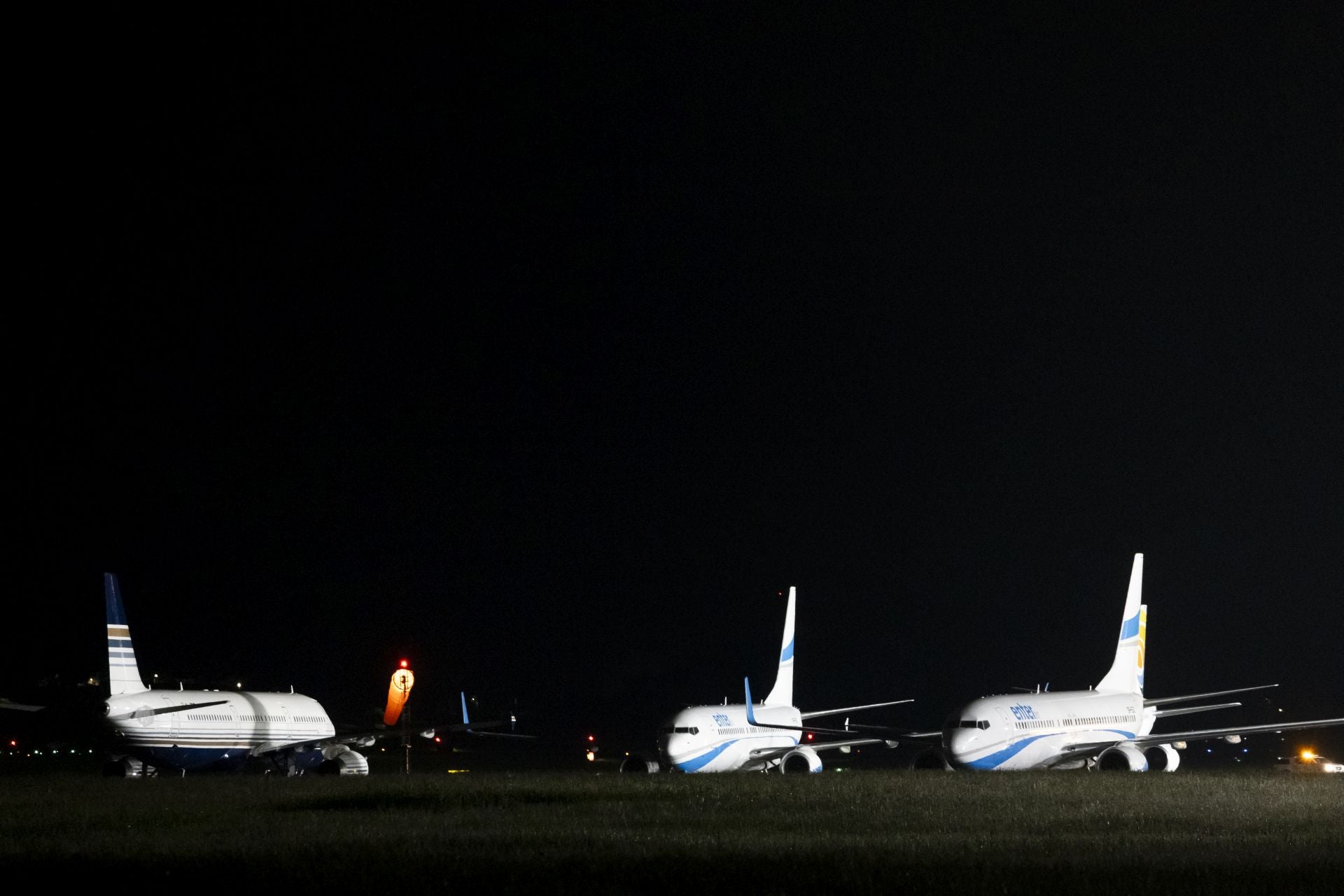 Aviones en pista listos para salir