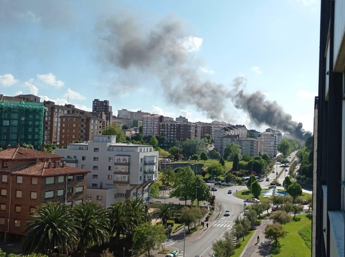 Otra vista del incendio desde el inicio de la Avenida Los Castro.