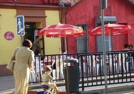 Una señora empuja el triciclo de un niño pequeño en Maliaño.