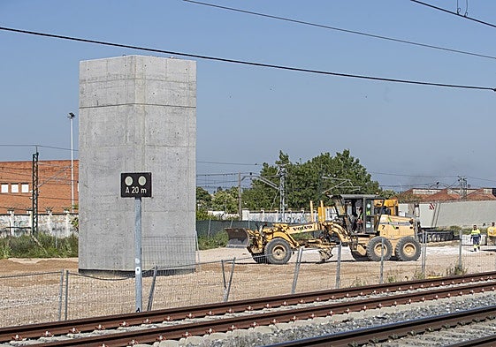 Las máquinas, trabajando a medio gas la semana pasada en el tramo paralizado en Palencia.