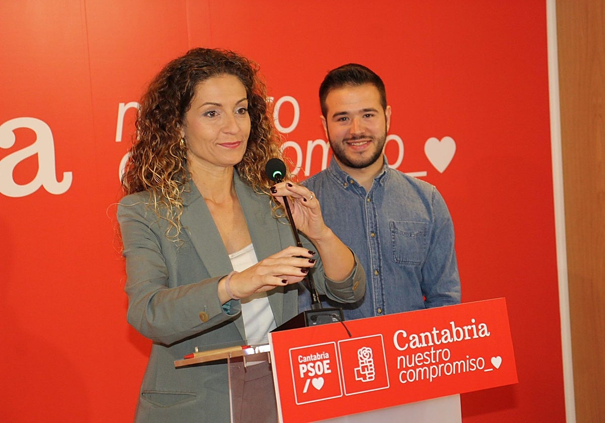 La portavoz del PSOE, Ainoa Quiñones, junto a Fran Cano, responsable de Juventudes Socialistas.