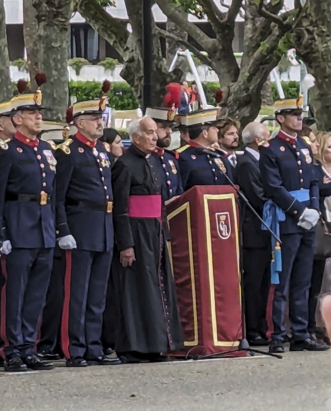 El capellán, en Santander, con otros miembros de la Guardia Real.