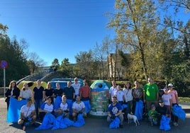 Voluntarios de Red Cambera y alumnos del instituto Valle de Piélagos.