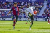 Maguette controla el balón en el partido jugado recientemente en el Ciutat de València ante el Levante.
