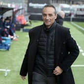 José Luis Oltra, en un partido con el Eldense.