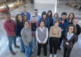 Los creadores del vídeo 'Tengo un pensamiento', sus compañeros y la directora, Alexia Luiña, en la plaza de la Biblioteca Central de Cantabria
