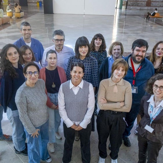 Los creadores del vídeo 'Tengo un pensamiento', sus compañeros y la directora, Alexia Luiña, en la plaza de la Biblioteca Central de Cantabria