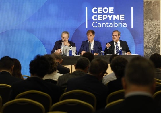 Carlos de la Dehesa, responsable de la auditoría; Enrique Conde; y Francisco Aguilera, director de la patronal (derecha), este viernes en la asamblea.