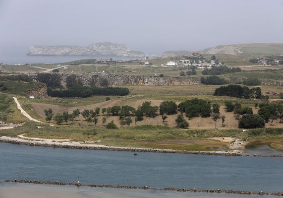 Cantera de Cuchía en la que se proyecta crear un circuito deportivo y de actividades de aventura.