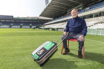 Pepe Barros, con su mítica maleta con la que sigue al Racing, en El Sardinero.