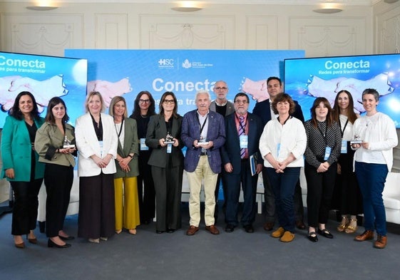 Los premiados posan al final del acto para la foto de familia.