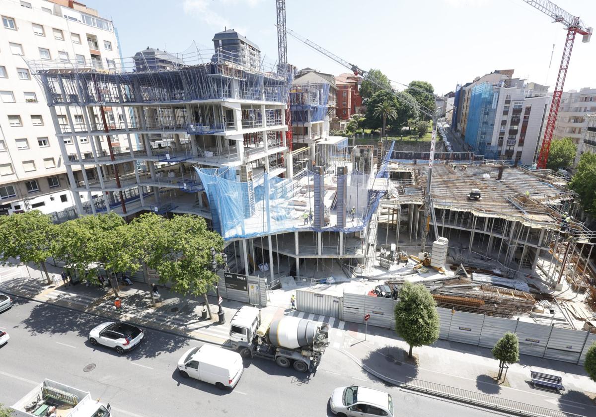 Fotografía tomada el pasado viernes en el solar de Puertochico que refleja el avance de las obras. A la derecha, la edificación del futuro Museo.