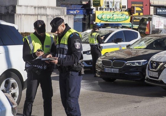 Tres agentes de la Policía Local durante un control de tráfico realizado en el centro de la ciudad.