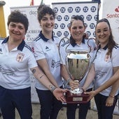 Rebeca Bustara, Cristina Cabielles, Blanca Ruiz, Noemí Pelayo y Marta Castillo, con el trofeo de la Supercopa.