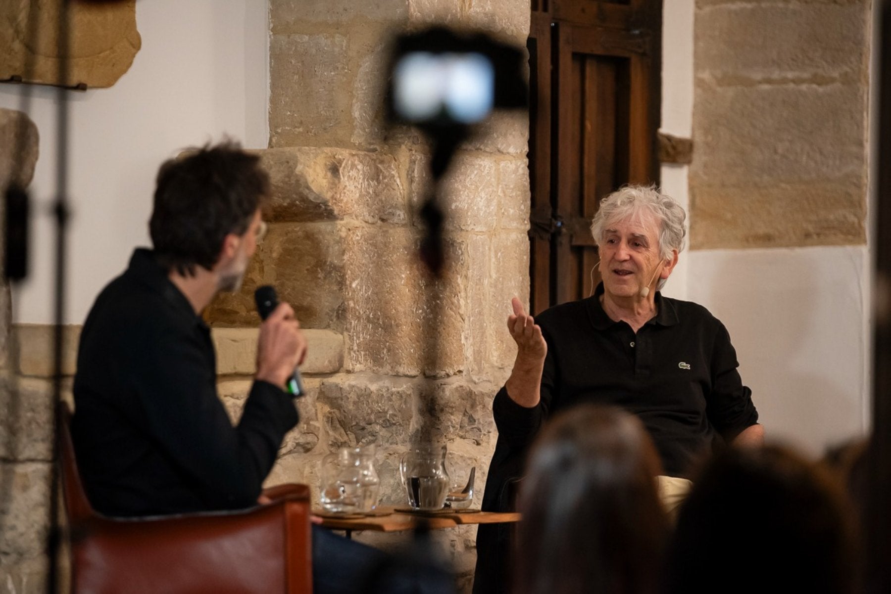 Juan Luis Arsuaga durante el diálogo que mantuvo ayer con el poeta Marcos Díez en la Torre de Don Borja.